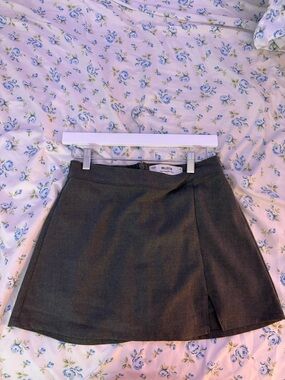 Hollister- Ultra High-Rise Skirt (Gray- Size M)